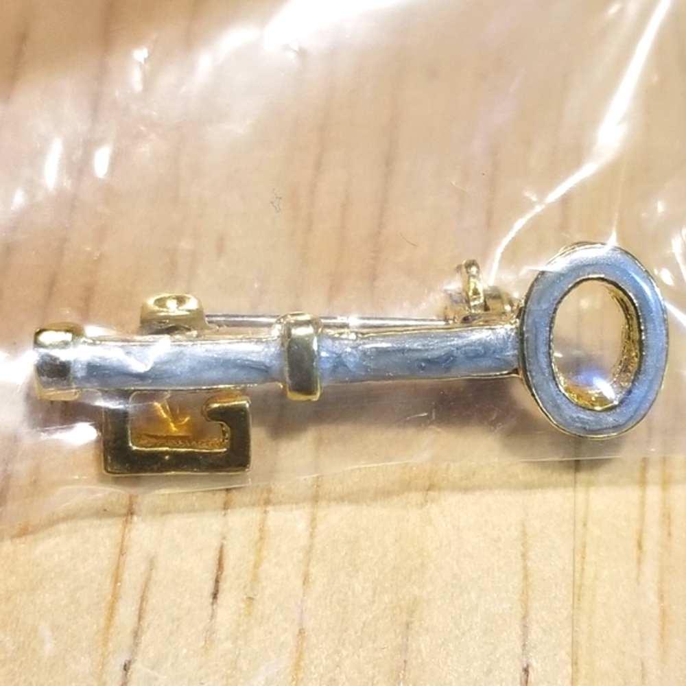 New Lock and Key Pin - Picture 1 of 3